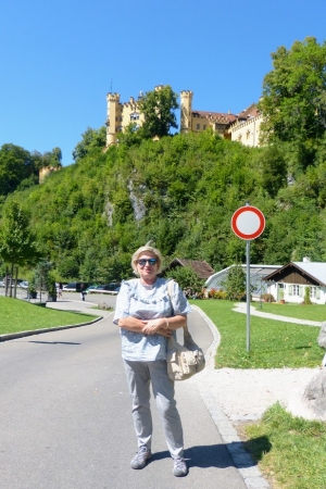 Zdjęcie z Niemiec - i dotarliśmy do Schwangau; nade mną zamek Hohenschwangau