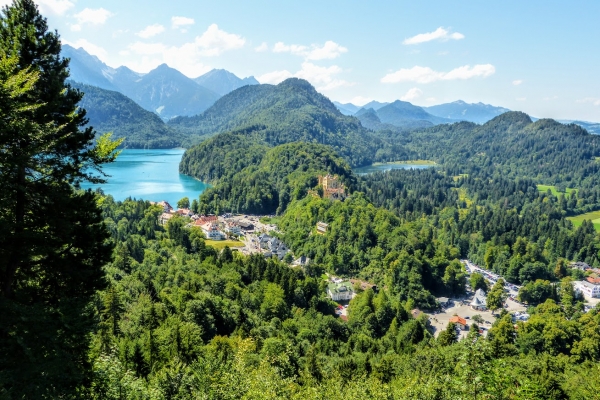 Zdjęcie z Niemiec - fantastyczny widok na Schwangau w dole i żółciutki zamek Wittelsbachów- Hohenschwangau