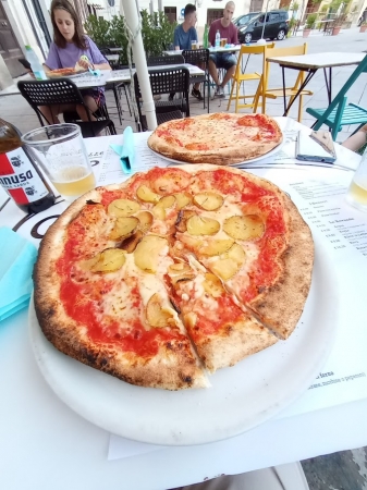 Zdjęcie z Włoch - po chwili wjeżdża pizza sardegna al peccorino