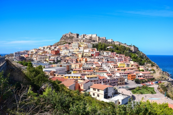 Zdjęcie z Włoch - Castelsardo - panorama miasteczka na wzgórzu 