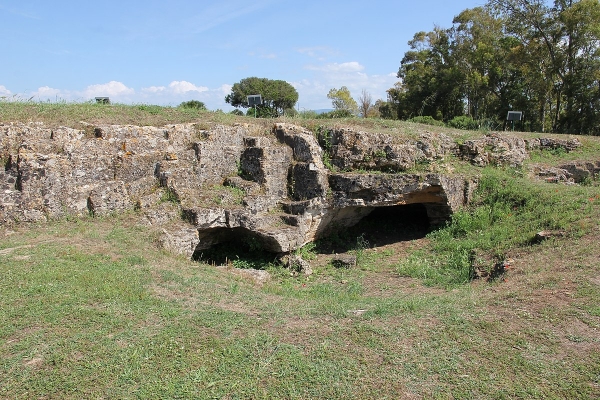 Zdjęcie z Włoch - w okolicy Alghero, zatrzymujemy się przy takim  domus de janas(domek czarownic) 