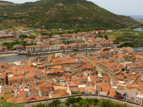 Zdjęcie z Włoch - widok na garbarnie i miasto Bosa z góry