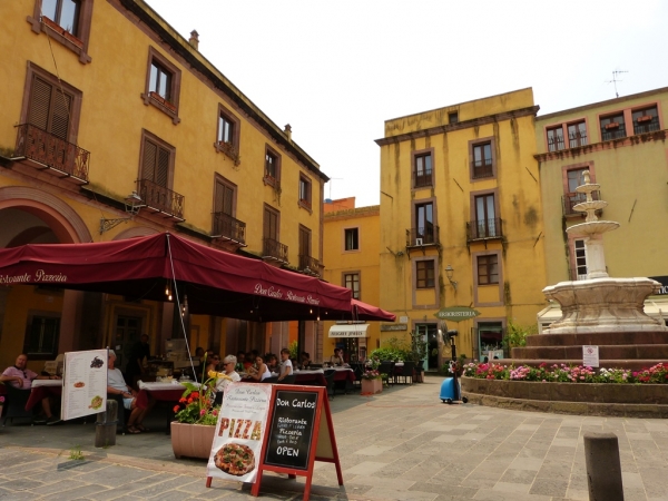 Zdjęcie z Włoch - niewielkie placyki pełne małych kawiarni...