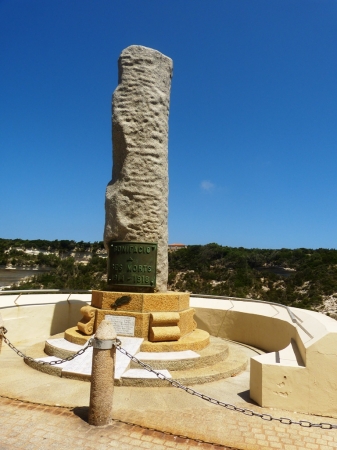 Zdjęcie z Francji - dość surowy obelisk- Monument aux Morts 