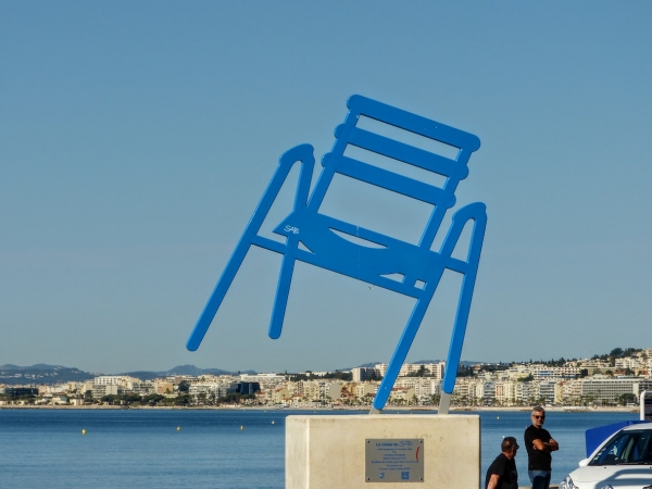 Zdjęcie z Francji - słynne nicejskie niebieskie krzesełka