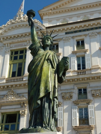 Zdjęcie z Francji - pod gmachem Opery - zainstalowano najmniejszą na świecie