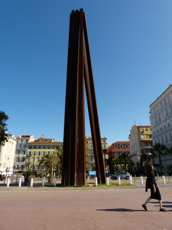 Zdjęcie z Francji - na Promenadrze Anglików stoi takie paskudne, zardzewiałe coś ! 