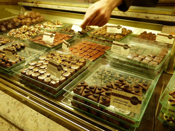 Zdjęcie z Francji - wybór ręcznie wyrabianych słodkich arcydzieł- ogromny! 