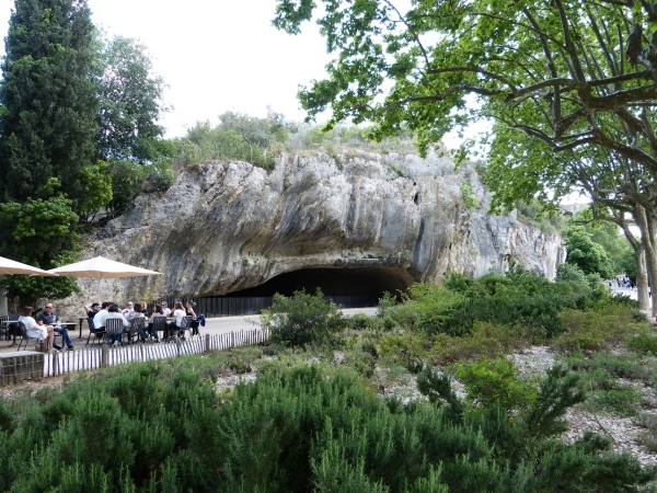 Zdjęcie z Francji - kilkaset metrów od akweduktu znajduje się malownicza skalna pieczara