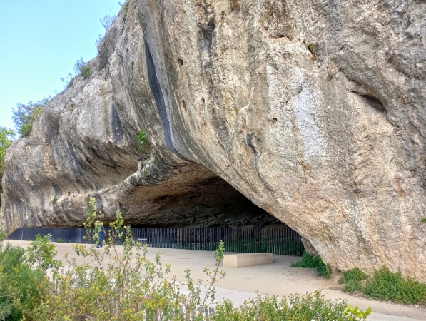Zdjęcie z Francji - ta skalna pieczara jest stanowiskiem archeologicznym  (zagrodzona, niedostępna dla odwiedzających) 