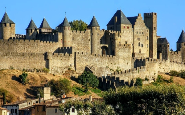 Zdjęcie z Francji - potężne podwójne mury , wieże i  bastiony Carcassonne