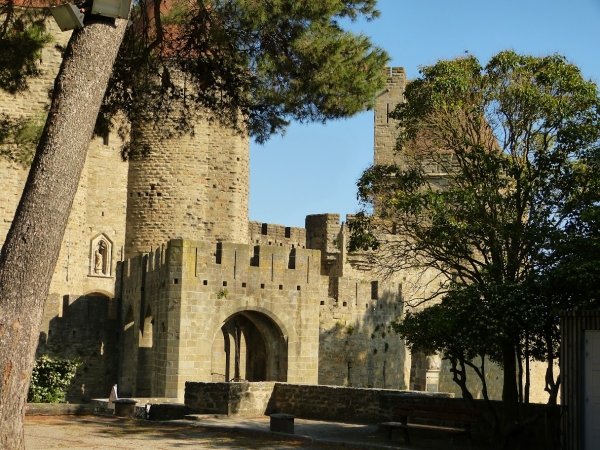 Zdjęcie z Francji - mury twierdzy Carcassonne są niezwykle malownicze i fotogeniczne