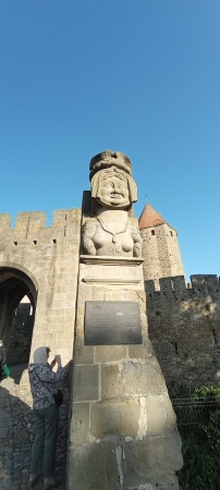 Zdjęcie z Francji - przed wejściem stoi popiersie Lady Carcas