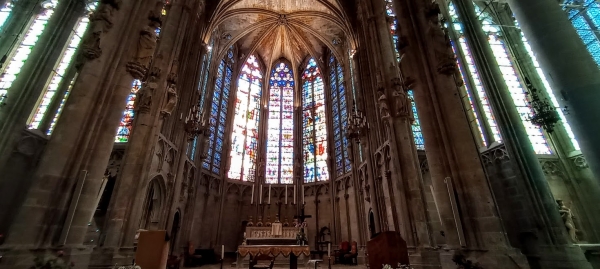 Zdjęcie z Francji - wnetrza bazyliki kryją fantastyczne witraże i rozety