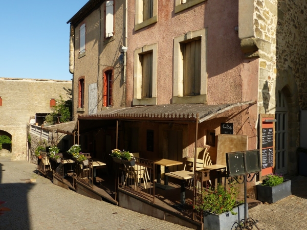 Zdjęcie z Francji - poranne puste knajpki Carcassonne