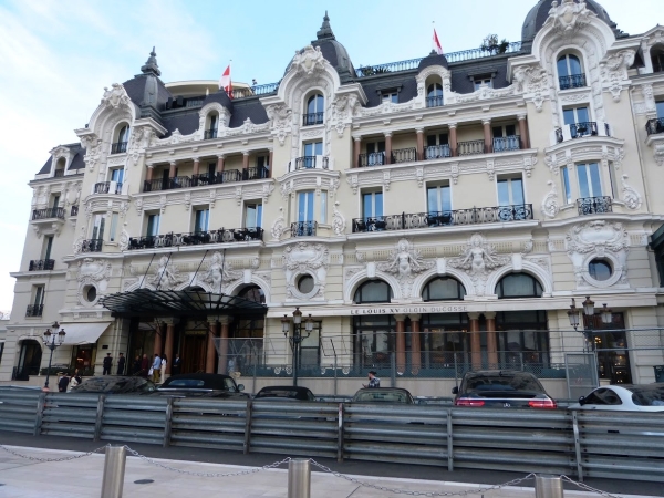 Zdjęcie z Andory - obok Kasyna stoi bardzo elegancki Hotel de Paris