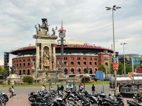 Zdjęcie z Hiszpanii - przy placu znajduje stara (i piękna) arena do walk byków, która dziś została zaadoptowana 