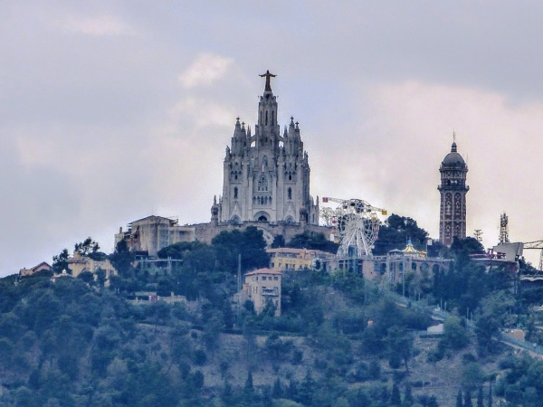 Zdjęcie z Hiszpanii - na wzgórzu Tibidabo wznosi się Templo Expiatorio del Sagrado Corazon - kościół Najświętszego Serca