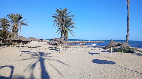 Zdjęcie z Tunezji - opustoszałe plaże w marcu...; nawet nie wzięłam kremu z filtrem myśląc sobie: