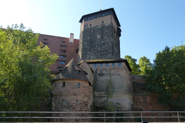 Zdjęcie z Niemiec - na skale wznosi się majestatyczny zamek (Nürnberger Kaiserburg) ? główna atrakcja Norymbergi.