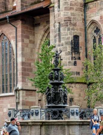 Zdjęcie z Niemiec - tuż przy tym kościele stoi Tugendbrunnen (fontanna Cnót) ? rzeźba zrealizowana