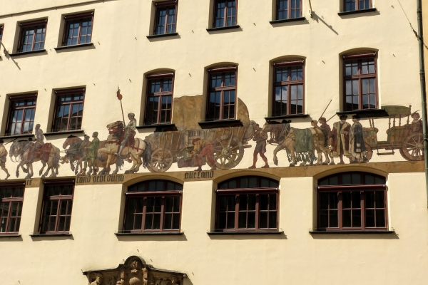 Zdjęcie z Niemiec - wspaniały mural "Pochód kupiecki" na budynku Giełdy w pobliżu rynku głównego.