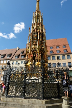 Zdjęcie z Niemiec - w centrum Hauptmarkt -  stoi XIV-wieczna "Piękna Studnia" -  Schöner Brunnen