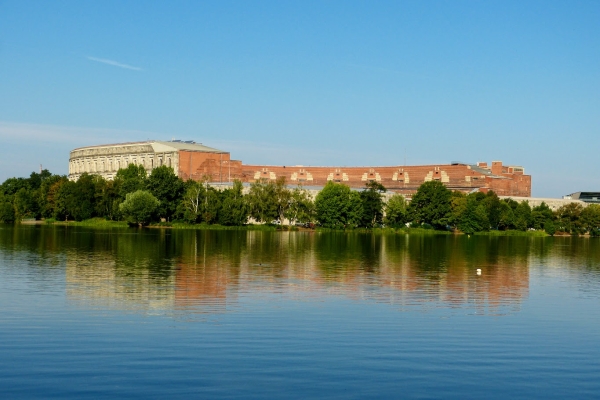 Zdjęcie z Niemiec - Kongresshalle nad malowniczym jeziorem Dutzendteich 