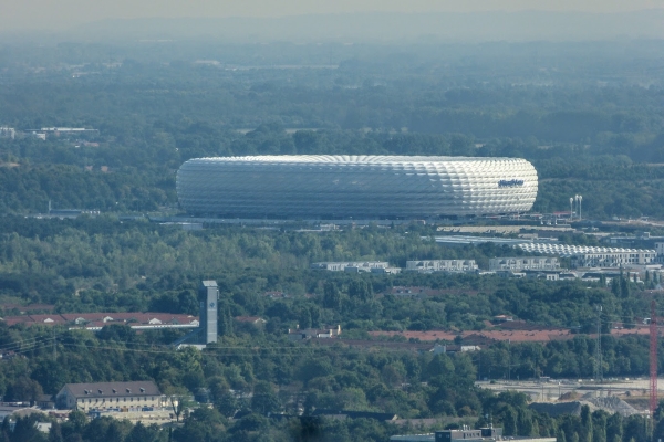 Zdjęcie z Niemiec - monachijska Allianz Arena z góry wygląda jak wielka biała opona))