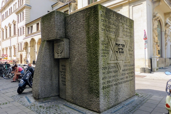 Zdjęcie z Niemiec - Kamień upamiętniający zniszczoną główną synagogę