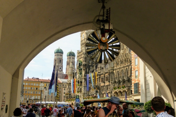 Zdjęcie z Niemiec - centrum Monachium stanowi rynek Marienplatz z Nowym i Starym Ratuszem oraz okolicznymi budynkami 