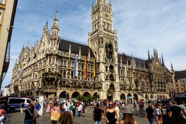 Zdjęcie z Niemiec - Neue Rathaus  jest  monumentalnym i przepięknym budynkiem , który powstał w latach 1867-1909  w