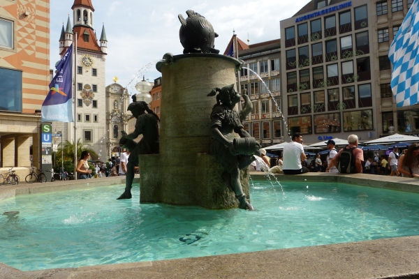 Zdjęcie z Niemiec - Fischbrunnen - fontanna z rzeźbą ryby, nawiązuje do przeszłości, gdy Marienplatz służył jako miejsce