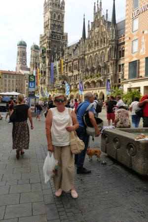 Zdjęcie z Niemiec - objuczona zakupami, kiełbasami wracam na rynek na miejsce zbiórki 