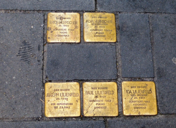 Zdjęcie z Niemiec - a to tzw Stolperstein y- to rodzaj szczególnych pomników poświęconych ofiarom nazizmu w postaci