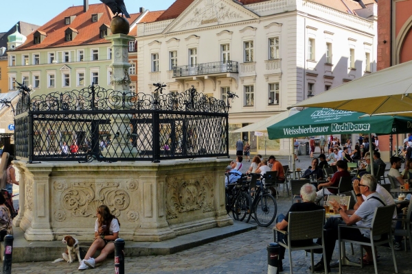 Zdjęcie z Niemiec - kawiarnie, ogródki piwne i placyki Ratyzbony - pełne ludzi! 