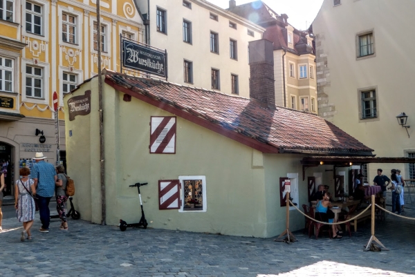 Zdjęcie z Niemiec - ale... jest w Ratyzbonie pewne bardzo znane miejsce związane z kiełbaskami i w dodatku historyczne! 