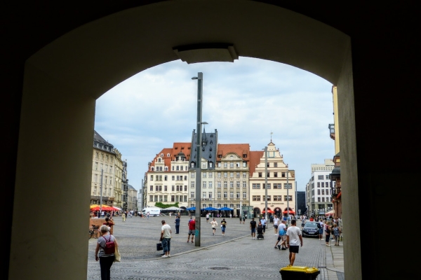 Zdjęcie z Niemiec - spojrzenie na rynek główny z pod arkad Starego Ratusza