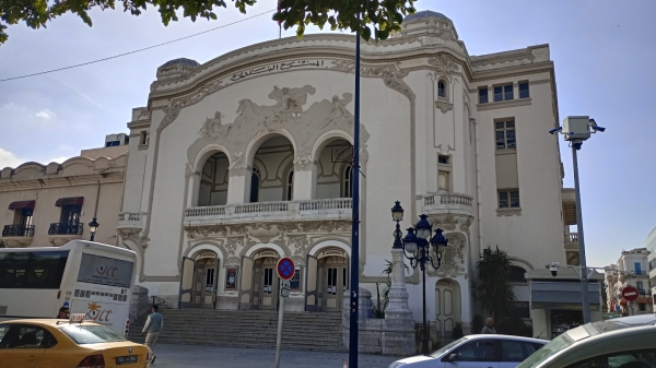 Zdjęcie z Tunezji - piękny i oyginalnie ciekawy gmach Teatru w Tunisie; Theatre Municipal z fasadą z białej sztukaterii