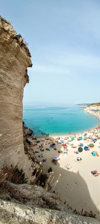 Zdjęcie z Włoch - widoczna z góry plaża tuż przy skale na której stoi Sanktuarium 