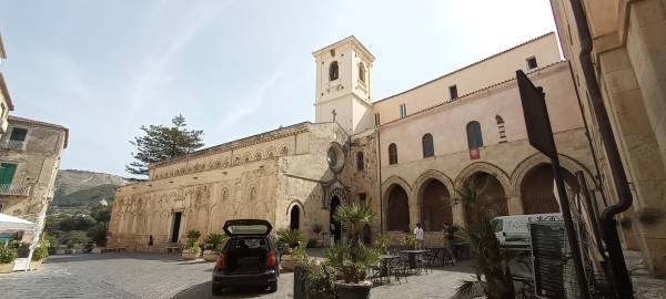 Zdjęcie z Włoch - pełna, lokalna nazwa świątyni to Cattedrale di Maria Santissima di Romania 