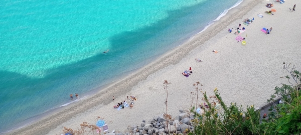 Zdjęcie z Włoch - wróciłyśmy plażą do hotelu gdzie wjechałysmy sobie windą na górę i stwierdziłyśmy