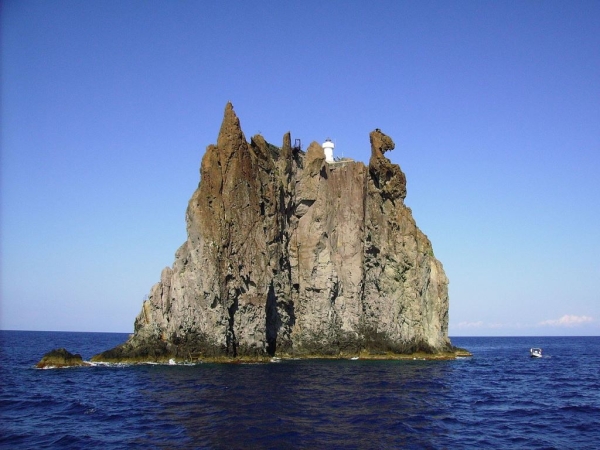 Zdjęcie z Włoch - dobijajac do San Vincenzo na Stromboli z daleka widać wysepkę Strombolicchio