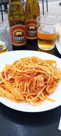 Zdjęcie z Włoch - idziemy na jedzonko; zamawiamy spagetti frutti di mare, ale jak kelner przyniósł danie, to na 