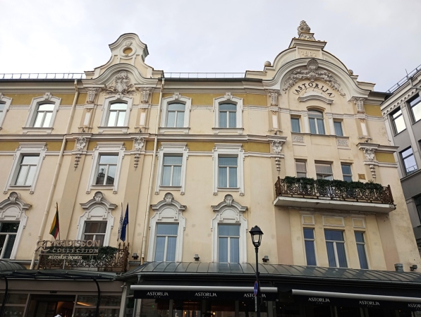 Zdjęcie z Litwy - Dzisiejsza "Astorija" to historycznie  znany, wieleński hotel "Italja" ; stał w centralnym punkcie