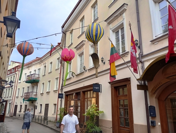 Zdjęcie z Litwy - w Wilnie, oprócz Aniołów, nad głowami przechodniów wiszą różne rzeczy... :) 