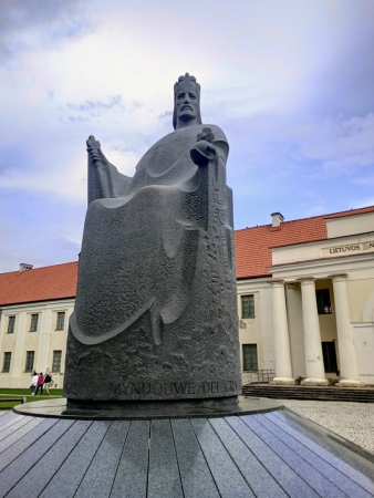 Zdjęcie z Litwy - przed tym Muzeum stoi  pomnik Wielkiego Księcia Mendoga w dość dumnej pozie