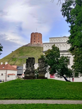 Zdjęcie z Litwy - przed nami Wzgórze Giedymina, które góruje nad Starym Miastem Wilna jest ikoną nie