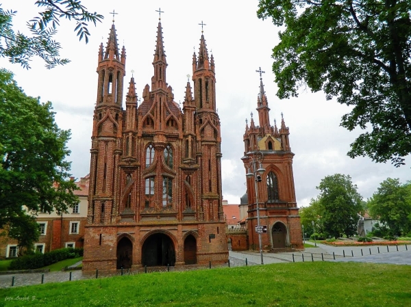 Zdjęcie z Litwy - oprócz wszedobylskiego baroku , w Wilnie znajdziemy też zakątek gorycki z ceglanymi kościołami: 