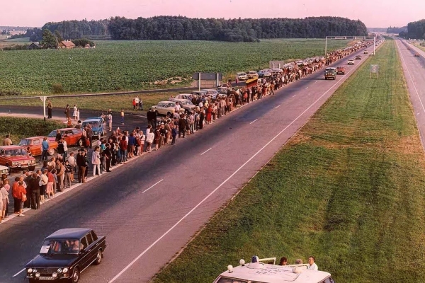 Zdjęcie z Litwy - łańcuch solidarności w walce z komunizmem; 600 km i 2 miliony ludzi! niesamowite!